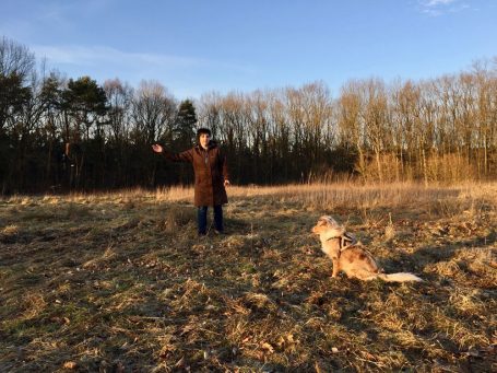 Margarete Yen und Hund auf einer Wiese in Heinsbger beim Dummytraining