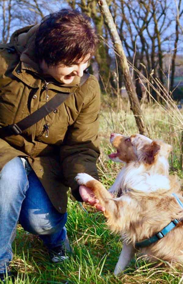 Margarete Yen gibt Australian Shepherd die linke Hand